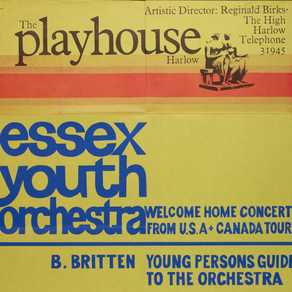 黄红演唱会标语和蓝写Essex青年管弦