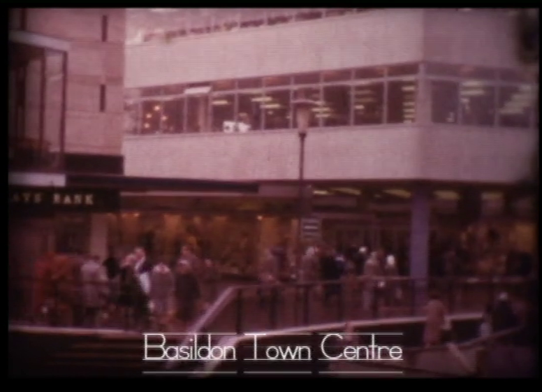 仍然取自白标题Cine-filmBasildon市中心后方图像显示后台多层白楼和前台阶